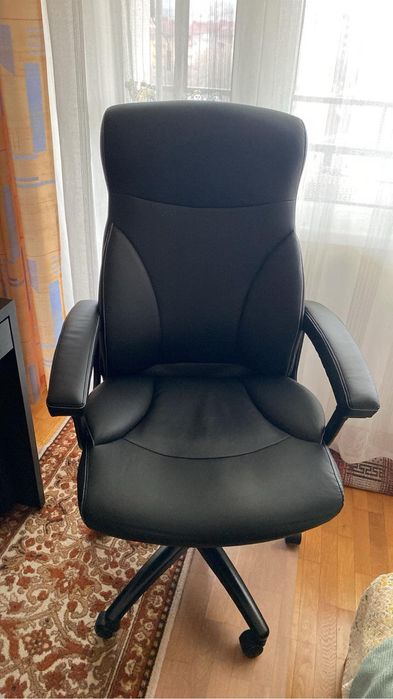 Офис стол с метална основа