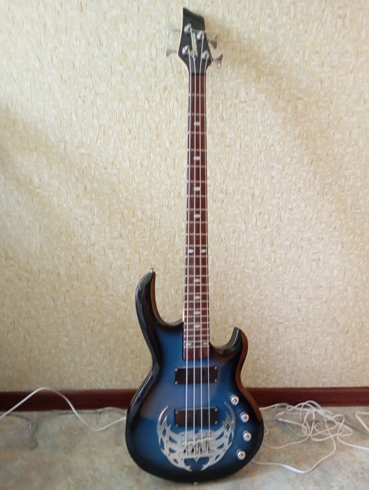 Бас гитара.4-х струнная.