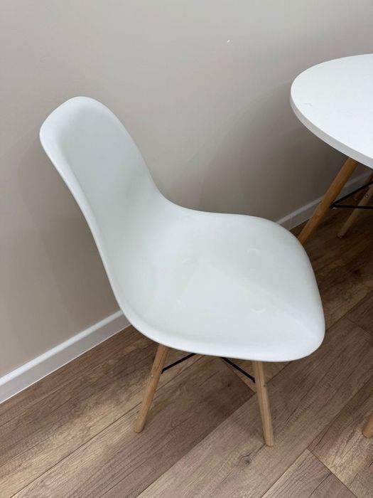 Продам стол и стулья.