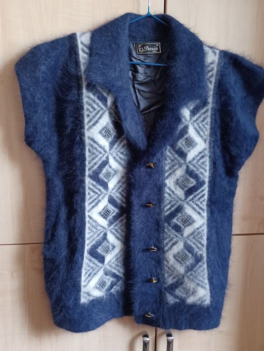 Продам ангоровую безрукавку