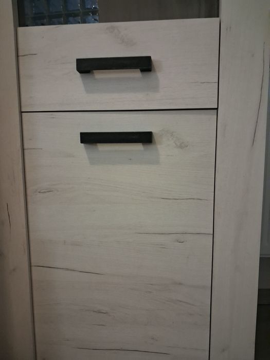 Vitrină living cu 6 rafturi si geam