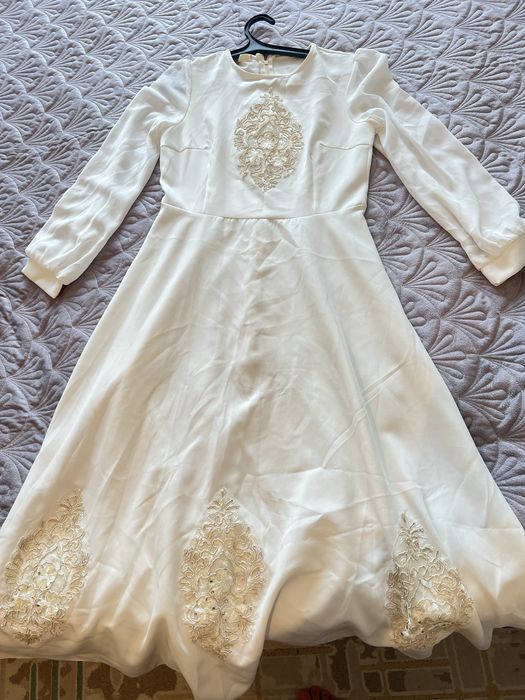 Киімдер сатылады