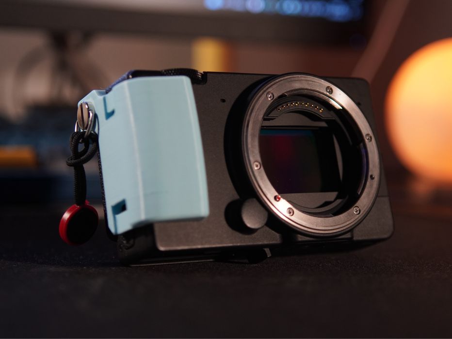 Sigma fp  (снимает raw video)