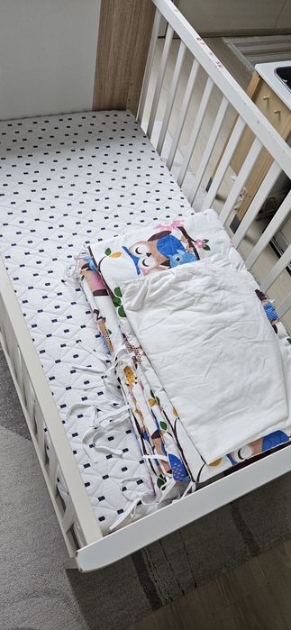 Patut din lemn pentru bebelusi, cu saltea, protecții si lenjerie 140x7