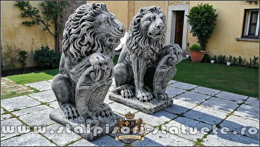 Statuetă leu mare cu blazon, gri patinat, model S1.