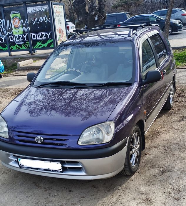 Toyota Raum 1999