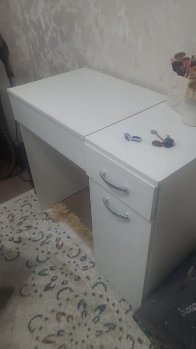 Стол для косметики.