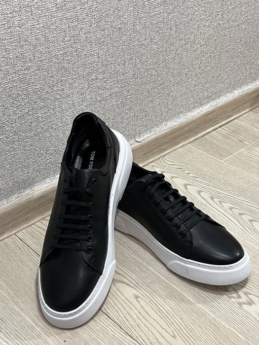 Черные кожаные кроссовки