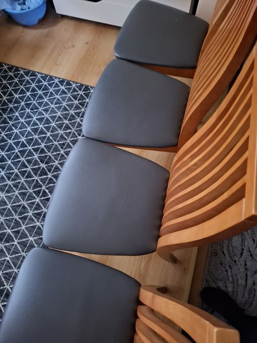 Кръгла маса разтегателна 110-140см  с четири стола