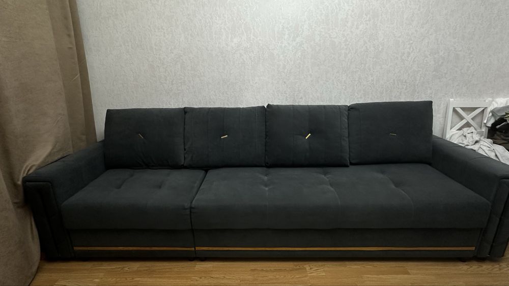 Диван темно синего цвета 3м, б/у пользовались  около полугода. Торг ум