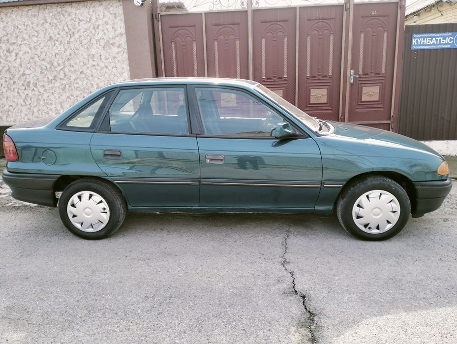 Продам автомобиль Опель астра сидан