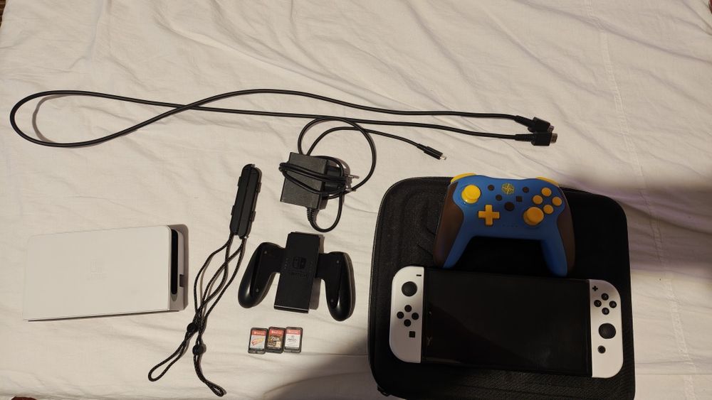 Nintendo switch OLED + игри и аксесоари ( пълен комплект )