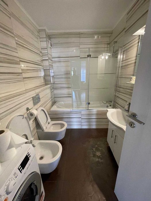 închiriere apartament 3 camere, 2 bai, un balcon, o terasa și 2 garaje