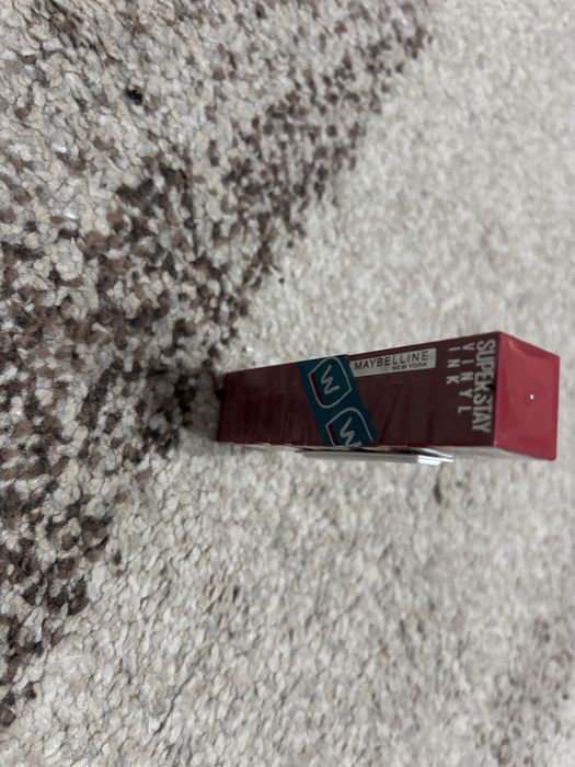 Ruj rezistent la transfer Maybelline-sigilat