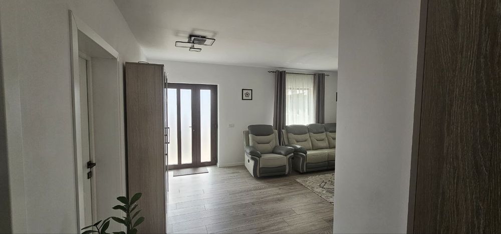 Proprietar vând casă în Hemeiuș, langa Parcul dendrologic, 127900 Euro