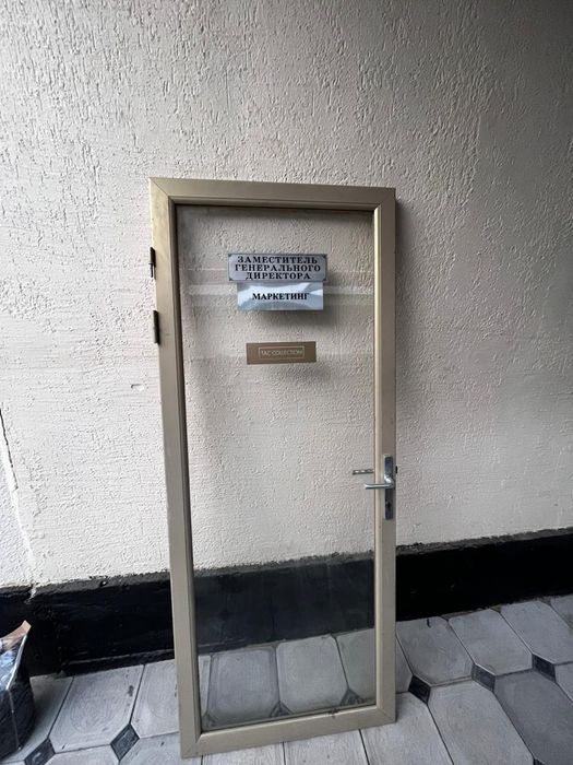 Стеклянная дверь