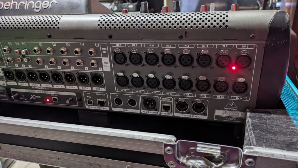 Микшерный пульт Behringer x32 compact