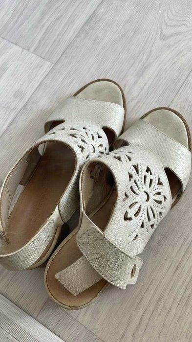 Женские сандалии