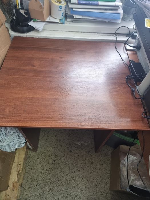 Продам 2 стола офисных