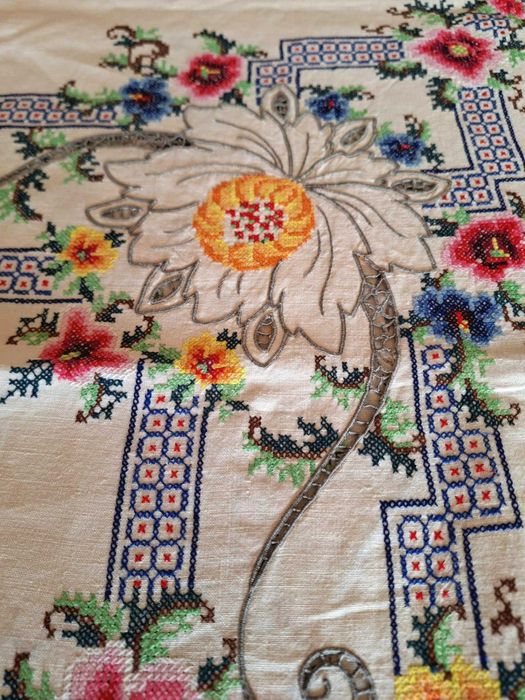 Ленена ръчно бродирана покривка