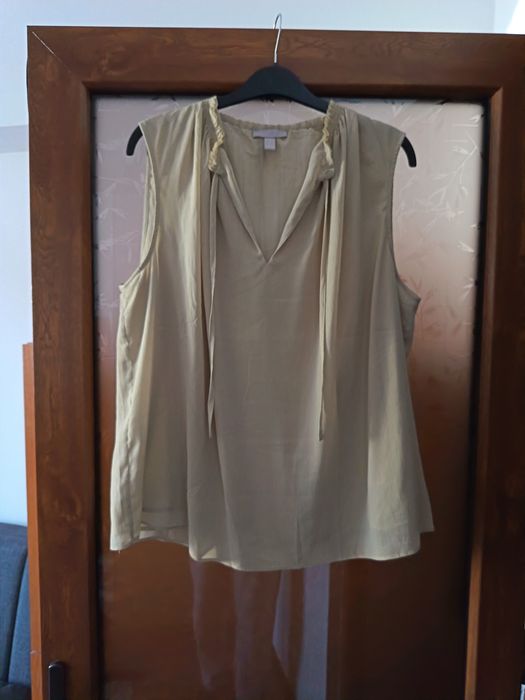Top mărimea 42 de la H&M. Este nou.