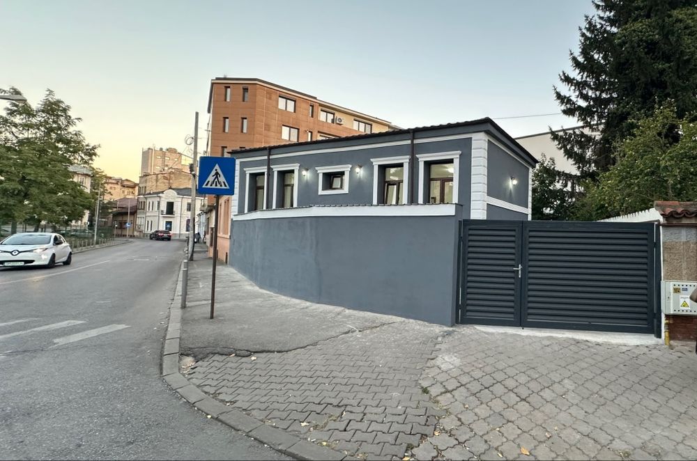 Închiriez casa pe Bvd Regina Maria nr 15