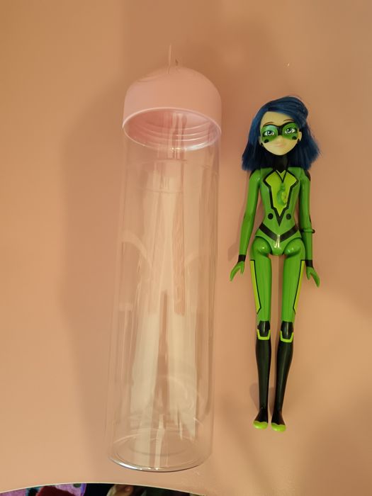 Păpușa Maia și Barbie