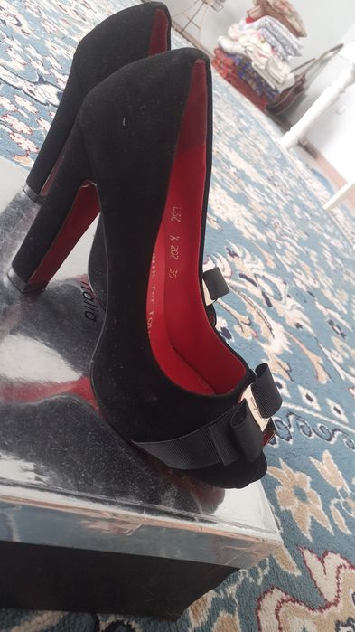 Продам  женские  туфли 35 размер