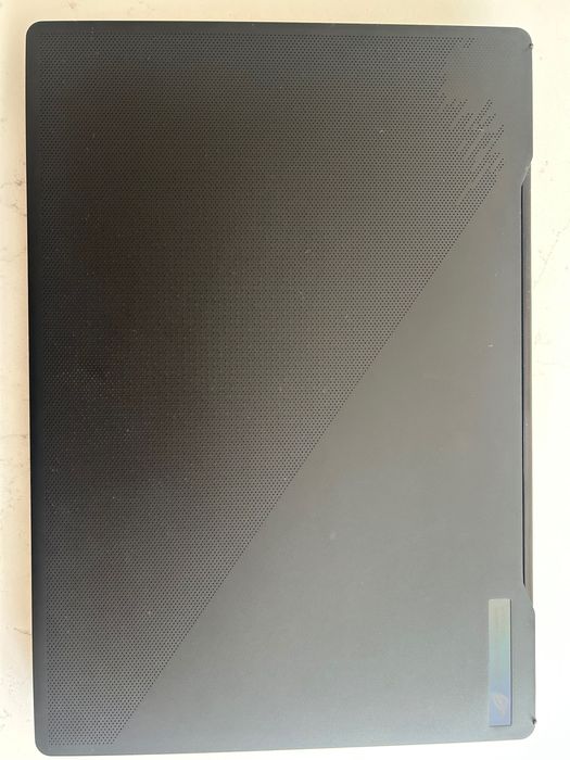 Продавам висок клас лаптоп ASUS ROG Zephyrus M16
