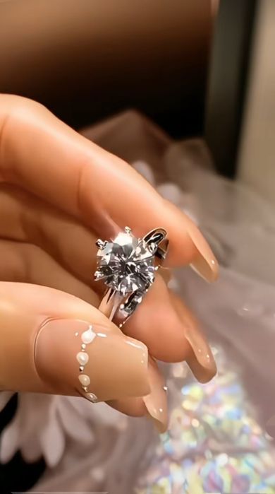 Кольцо с брилиантом помолвочое.