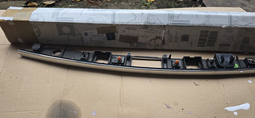 Лайсна за багажник мерцедес W204