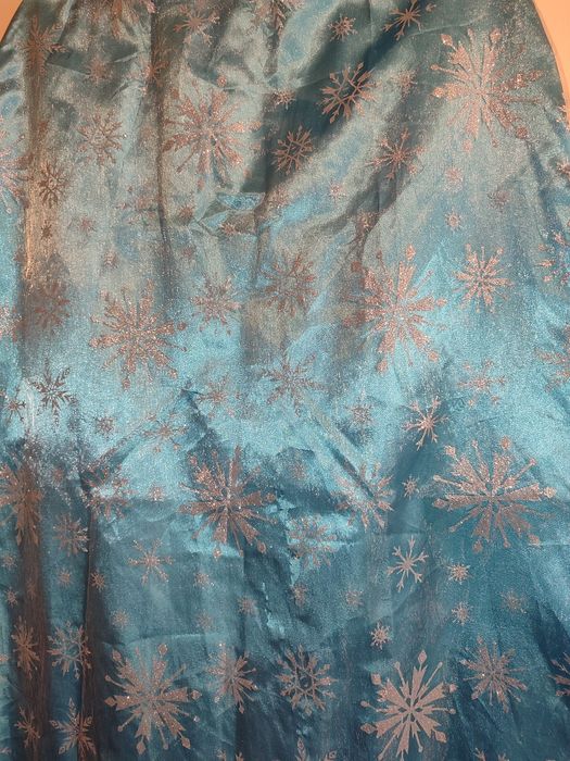 Рокля с шлейф и блестящо наметало от "Замръзналото кралство"