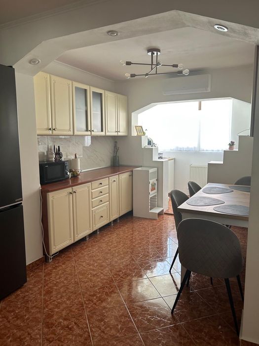 Vand apartament 3 camere Stadion, 70 mp+ garaj sub bloc