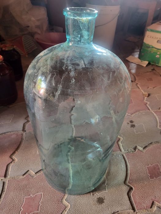 Продам стеклянный бутыль