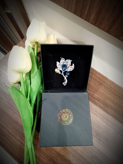 Брошки в луксозна кутия