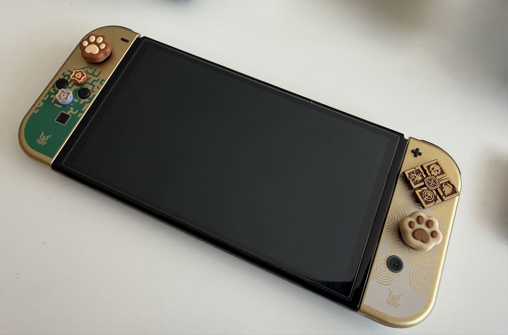 Nintendo Switch OLED Zelda Edition + 2 игри + Zelda Pro Controller + Калъф