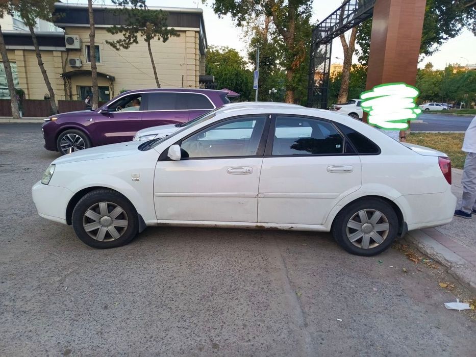1.8 Lacetti sotiladi