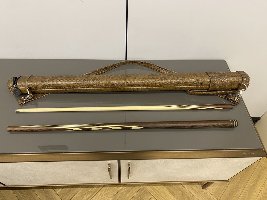 Кий вместе с тубусом из крокодильи кожи.