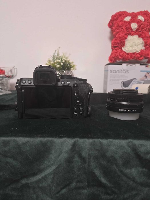 Nikon Z50II cu mai multe accesorii pentru ea
