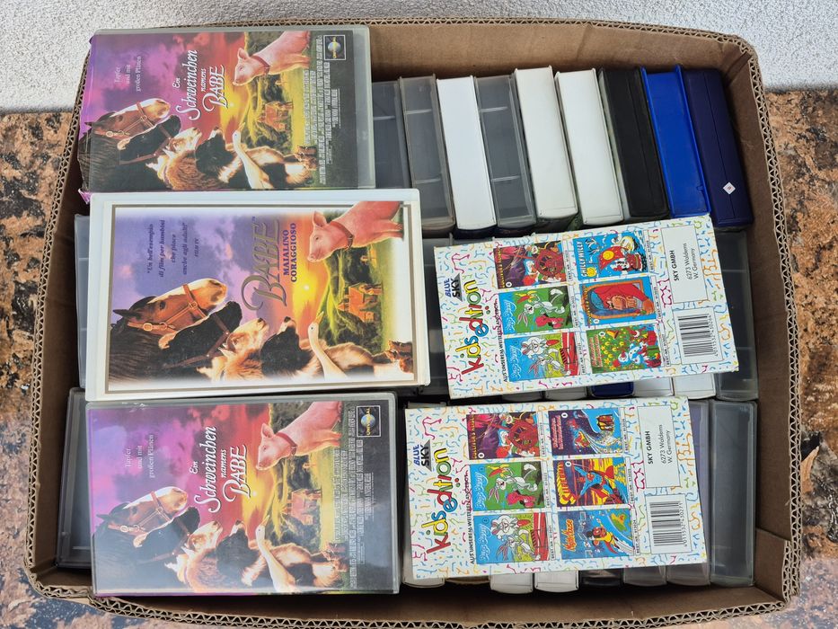 Vând 52 casete video VHS originale cu filme animație