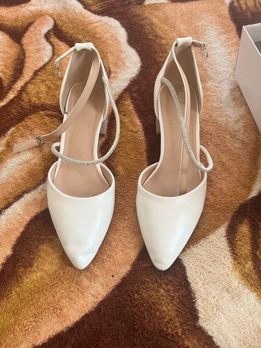 Продам туфли белого цвета