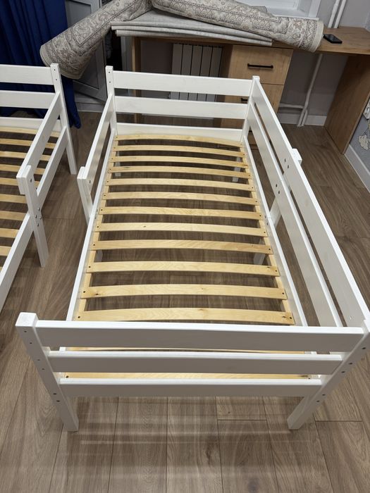Продам 2 детские кровати с матрасами