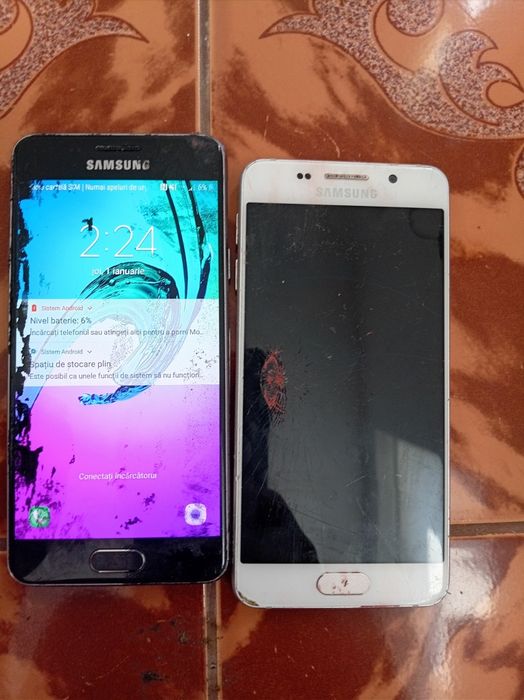 Vând 2 telefoane cel negru merge cel alb nu pornește cu încărcător