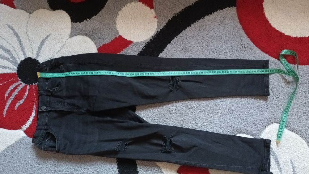 Vand pantaloni de blugi