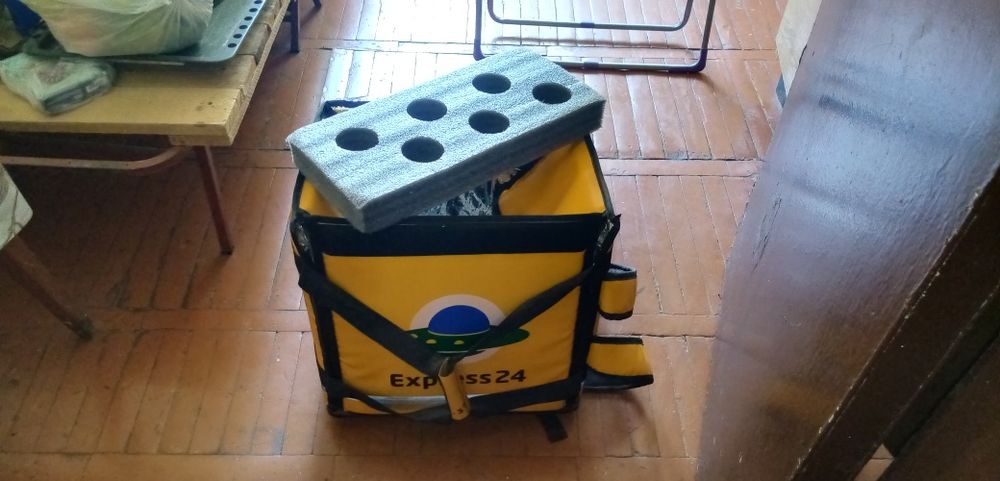 продам абсолютно новую укомплекмлектованую курьерскую термосумку