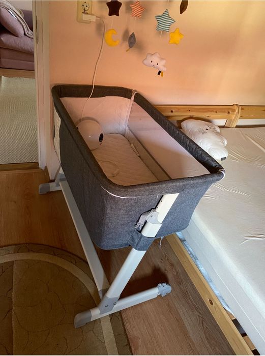 Pătuț BabyGo Together 2 în 1 Co-Sleeper, gri – reglabil pe înălțime