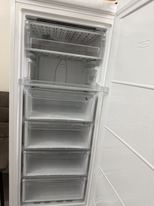 Продам морозильную камеру Indesit