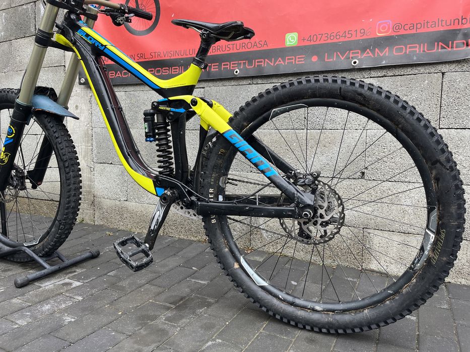 Giant glory carbon 27.5 downhill