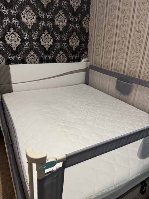 Продам кровать с матрасом  2*1,8м