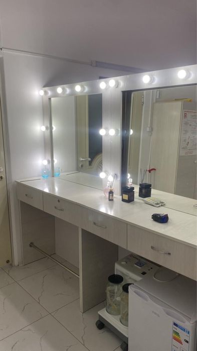 Стол/зеркало визажиста; туалетный столик